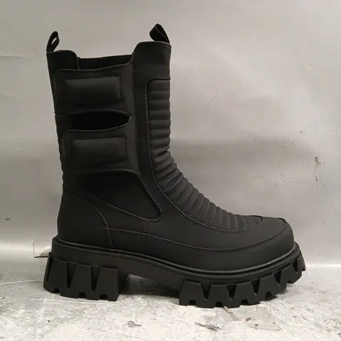 BOXED PAIR OF KOI VADER MEN'S PADDED CROFT BOOTS IN BLACK SIZE UK 9