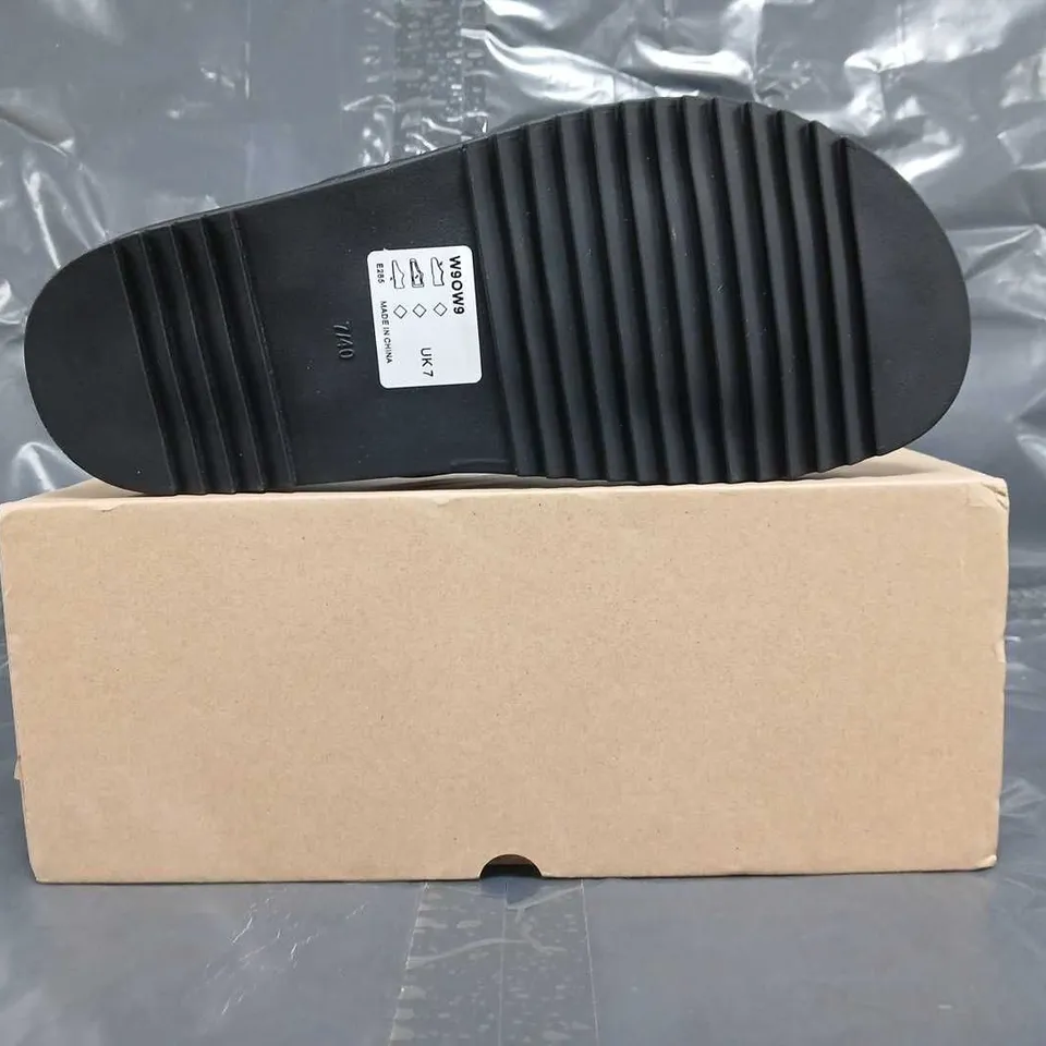 BOXED PAIR OF V BY VERY FLAT SANDALS IN BLACK SIZE UK 7