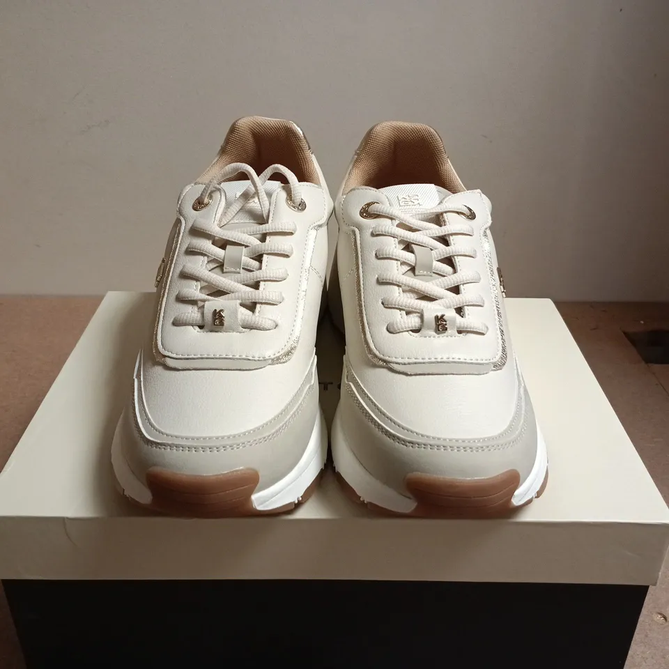 BOXED PAIR OF KG KURT GEIGER CREAM PU SNEAKERS – LADIES, UK 7 (EU 40)