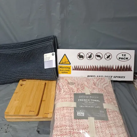 APPROXIMATELY 15 ASSORTED HOUSEHOLD ITEMS TO INCLUDE BATH MAT, WOOD CHOPPING BOARDS AND A FRENCH TONAL THROW