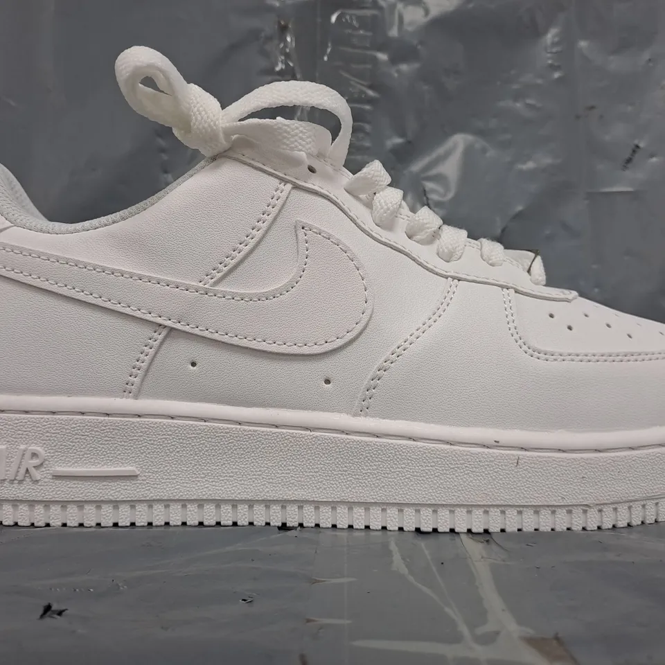 BOXED PAIR OF NIKE AIR FORCE 1 '07 SHOES IN WHITE SIZE UK 9