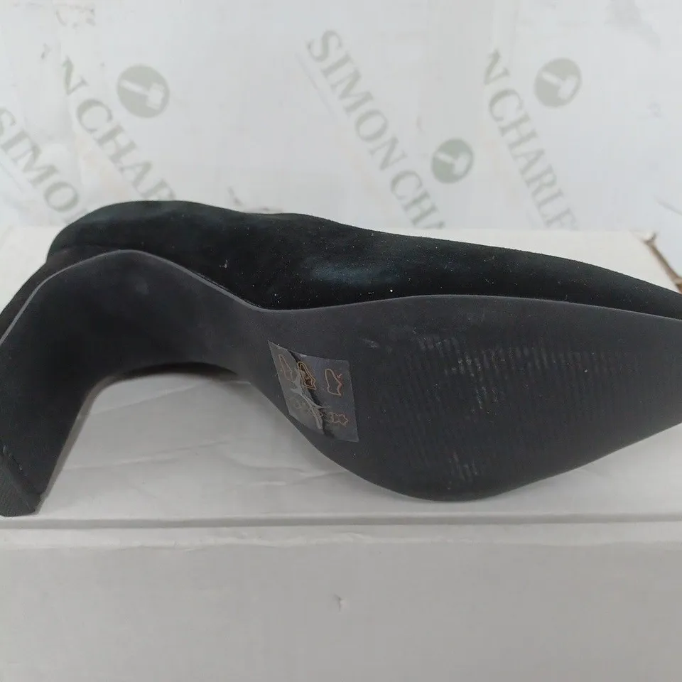 PAIR OF BEN DE LISI BAR -TAC SUEDE COURT SHOES IN BLACK - UK 4