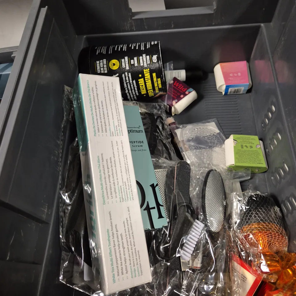 APPROXIMATELY 20 HEALTH AND BEAUTY PRODUCTS TO INCLUDE BULLDOG SHOWER GEL, ELF FACE PRIMER AND GIVE ME SHAMPOO