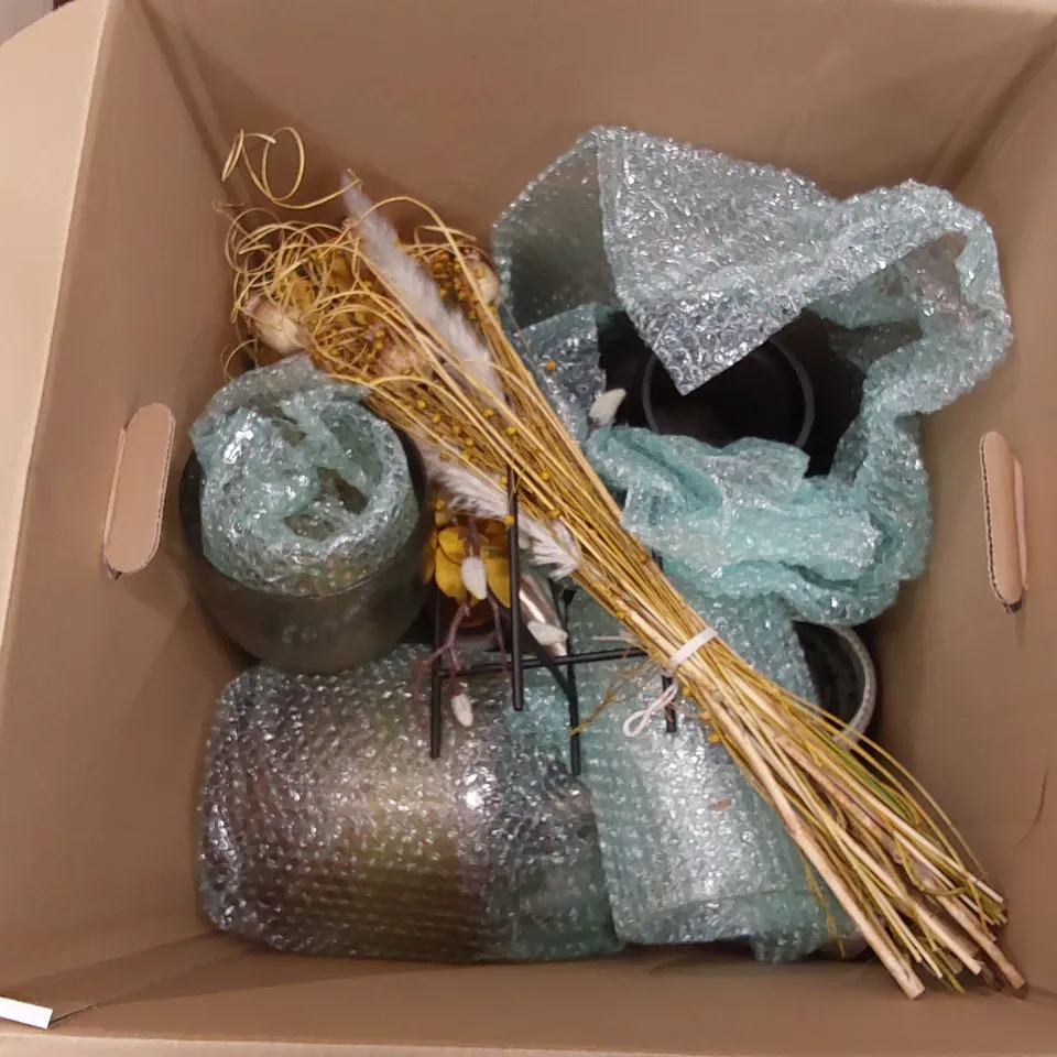 PALLET OF ASSORTED HOMEWARE SHOWROOM DECORATION FURNISHINGS INCLUDING: VASES, LAMPSHADES, FOOD CONTAINERS, WINE GLASSES, ARTIFICIAL PLANTS ECT