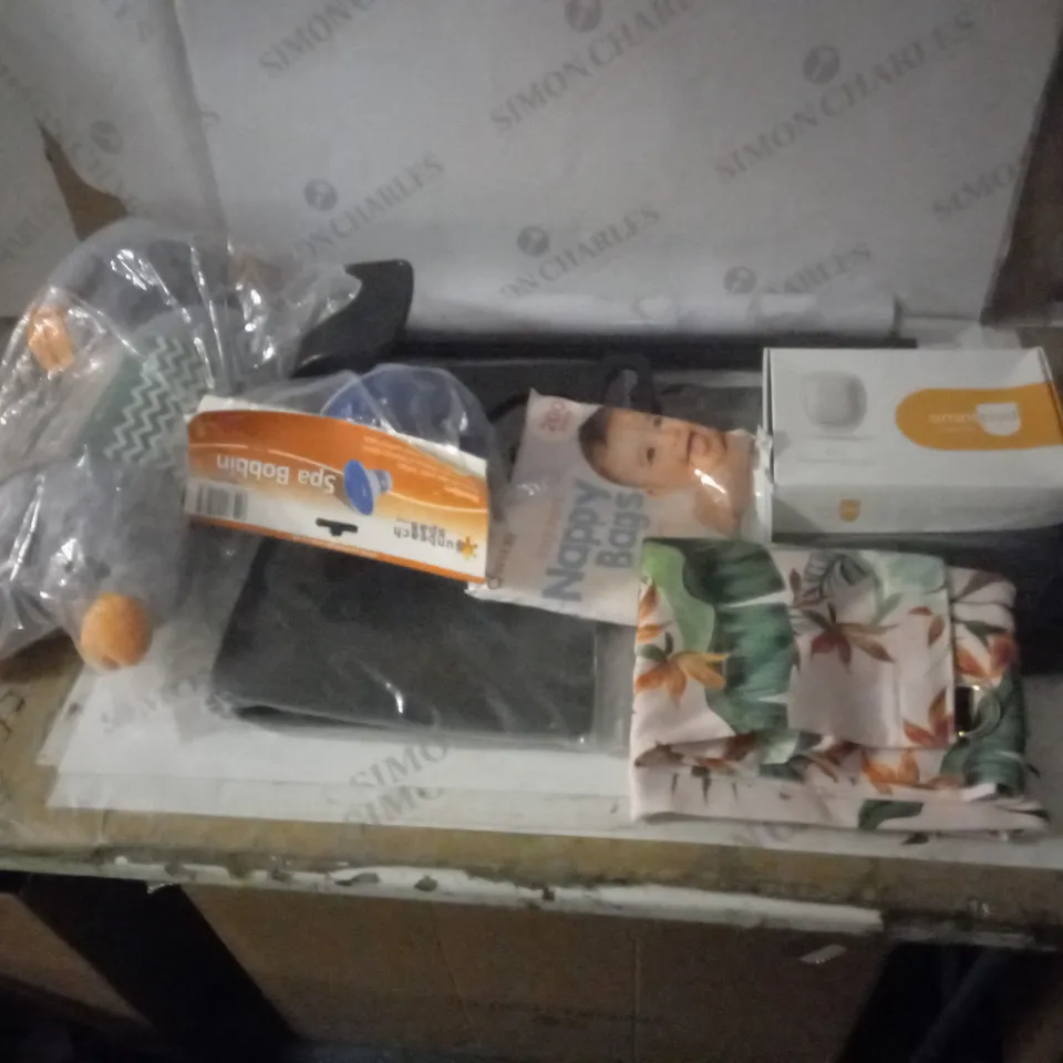 GROUP OF APPROX 10 ASSORTED ITEMS TO INCLUDE SPA BOBBIN, DOG TOY, WALLPAPER ETC