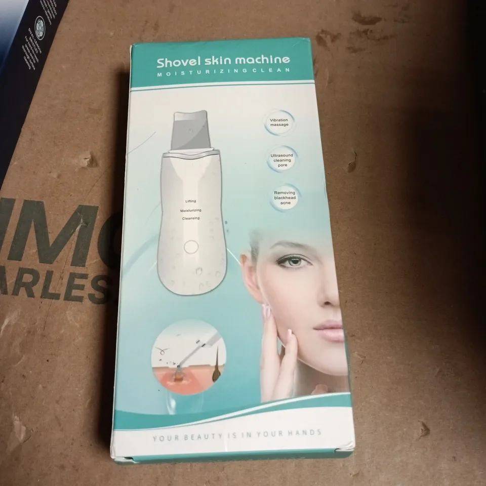 APPROXIMATELY 15 ASSORTED COSMETIC ITEMS INCLUDING SHOVEL SKIN MACHINE AND ORAL B TOOTHBRUSH HEADS