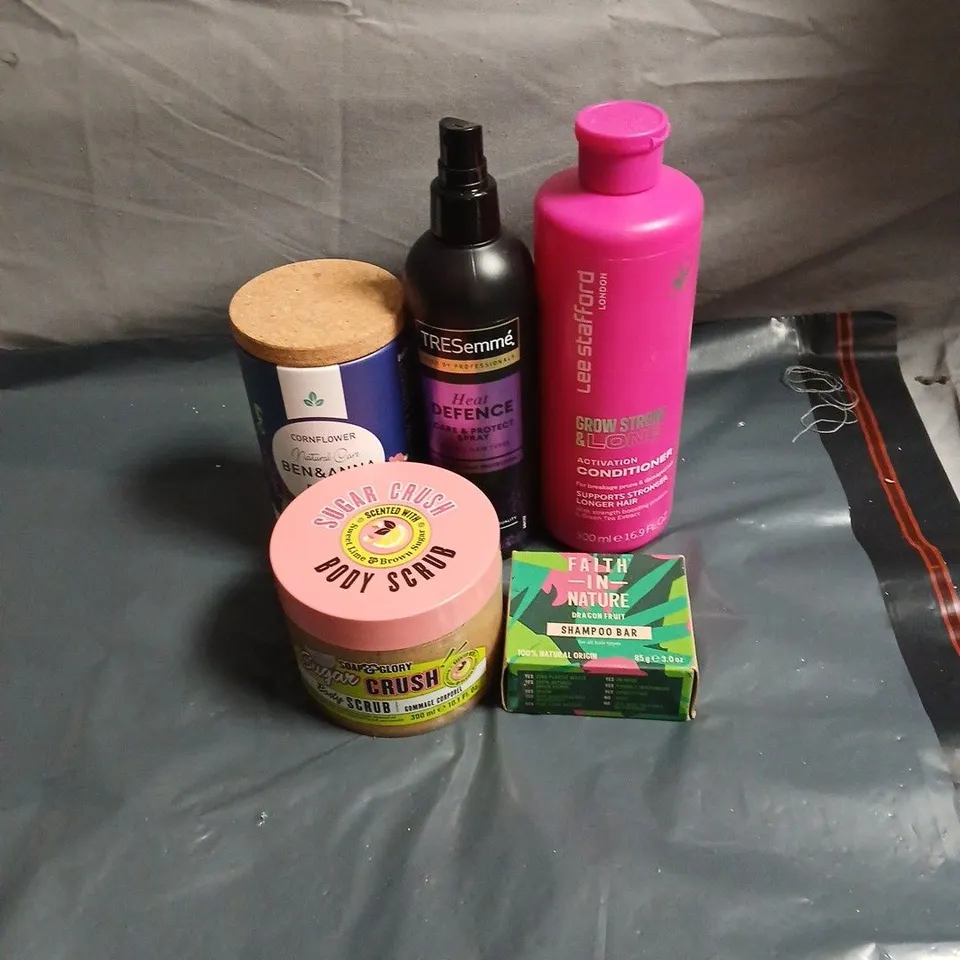 APPROXIMATELY 20 ASSORTED COSMETIC ITEMS TO INCLUDE TRESEMME, SHAMPOO BAR, BODY SCRUB, CONDITIONER ETC