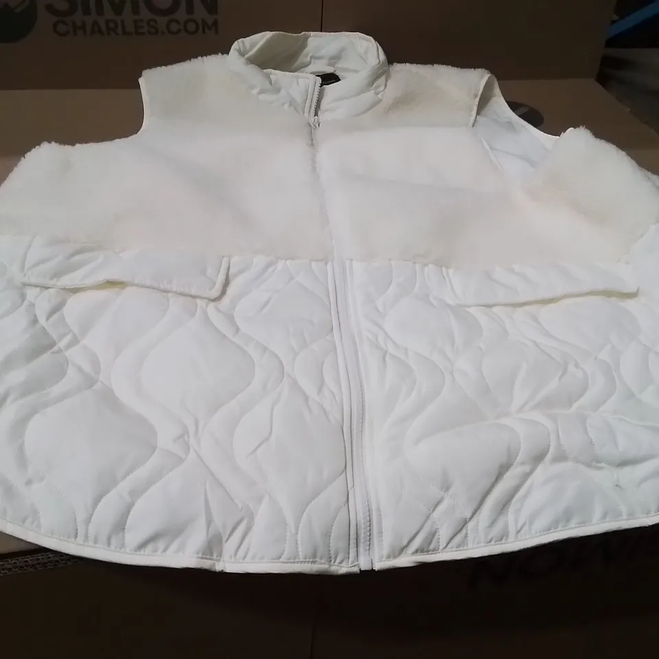 BOXED BRAND NEW APPROXIMATELY 5 JD WILLIAMS BORG GILET CREAM SIZE 28