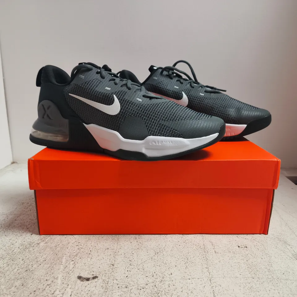 BOXED PAIR OF NIKE AIR MAX ALPHA TRAINER 5 IN GREY/WHITE SIZE UK 11