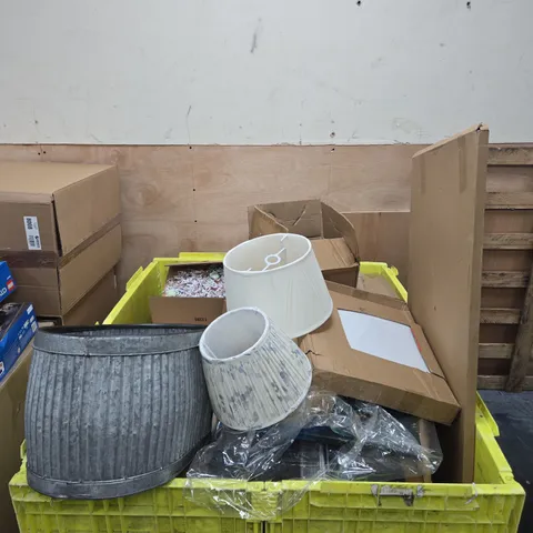 A PALLET CONTAINING A LARGE AMOUNT OF ASSORTED ITEMS TO INCLUDE LAMP SHADES, TOILET SEAT, METAL GARDEN PLANTER ETC