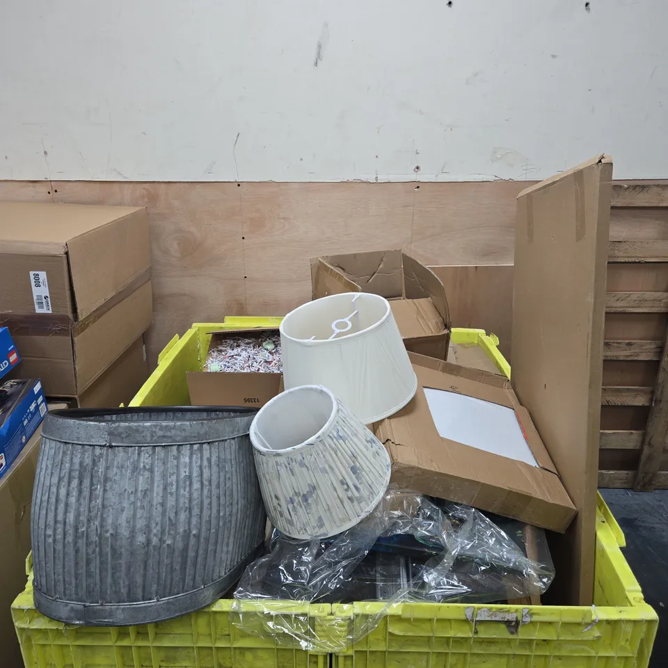 A PALLET CONTAINING A LARGE AMOUNT OF ASSORTED ITEMS TO INCLUDE LAMP SHADES, TOILET SEAT, METAL GARDEN PLANTER ETC