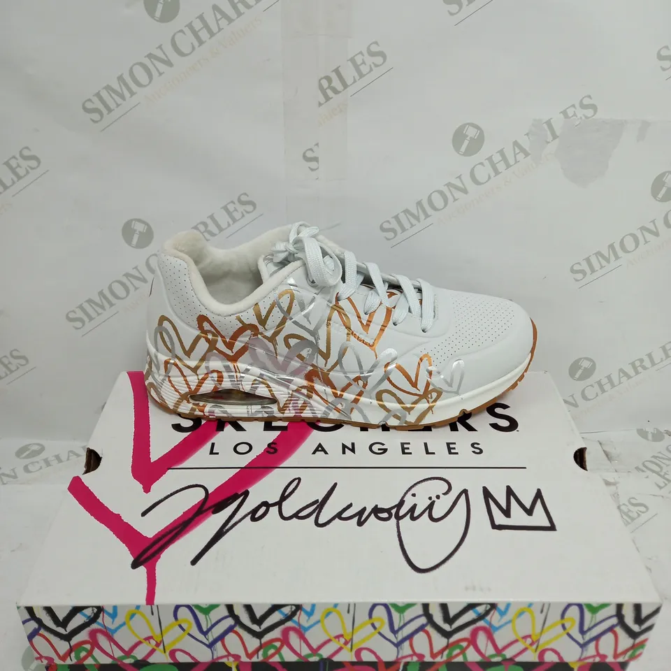 BOXED SKECHERS METAL LACE TRAINER SIZE 7