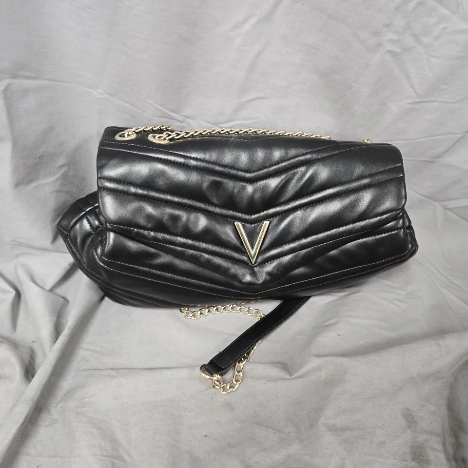 BLACK LEATHER SHOULDER BAG WITH CHEVRON STITCHING AND CHAIN STRAP (MARIO VALENTINO)