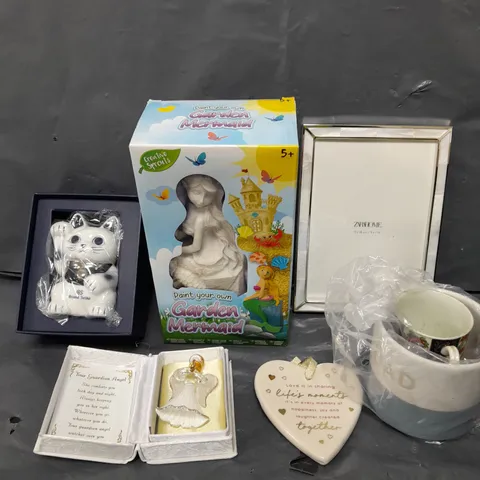 APPROXIMATELY 10 ASSORTED HOUSEHOLD PRODUCTS TO INCLUDE GARDEN MERMAID, PHOTO FRAME, CAT ORNAMENT ETC 