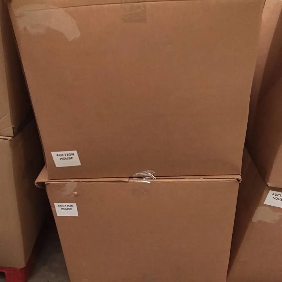 PALLET CONTAINING A LARGE QUANTITY OF SILENT HILL DUVETS, AND SIMILAR PRODUCTS