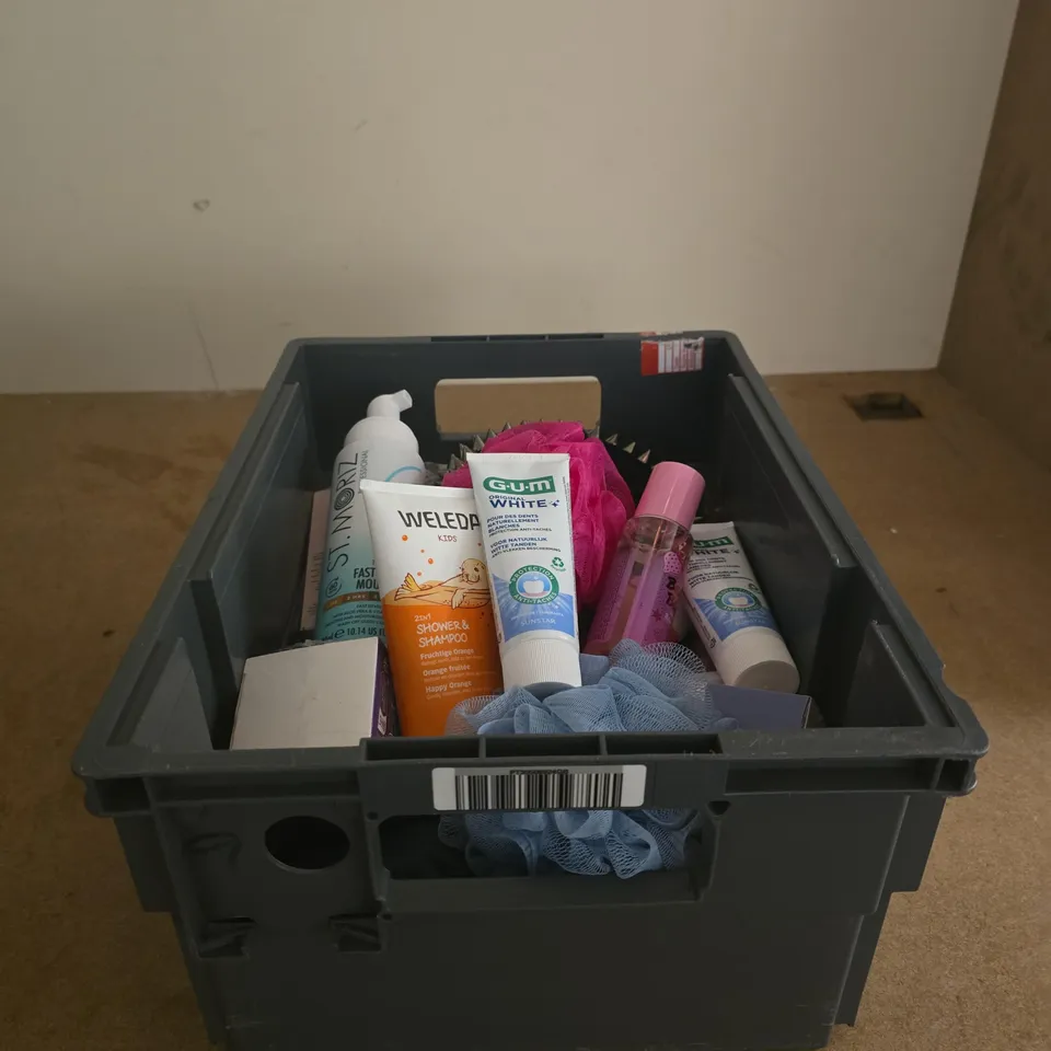 TOTE OF APPROXIMATELY 20 ASSORTED COSMETIC ITEMS TO INCLUDE ST MORITZ, WELEDA KIDS, GUM ORIGINAL WHITE, BERRY BLAST, WILD DEODORANT ETC