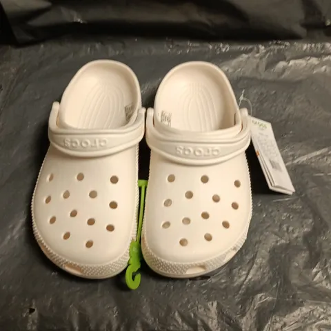 PAIR OF CROCS CLASSIC IN WHITE - UK M4/W4