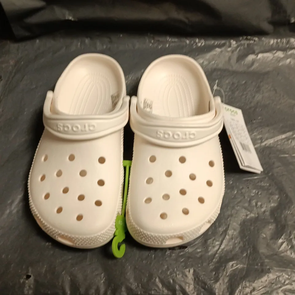 PAIR OF CROCS CLASSIC IN WHITE - UK M4/W4
