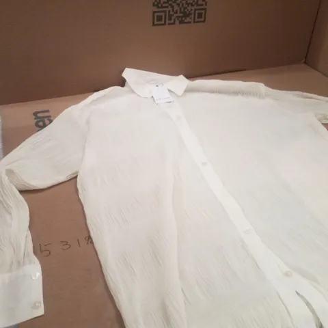 BOX CONTAINING APPROXIMATELY 14X BRAND NEW JD WILLIAMS TEXTURED SHIRT - COLOUR IVORY - SIZE 14