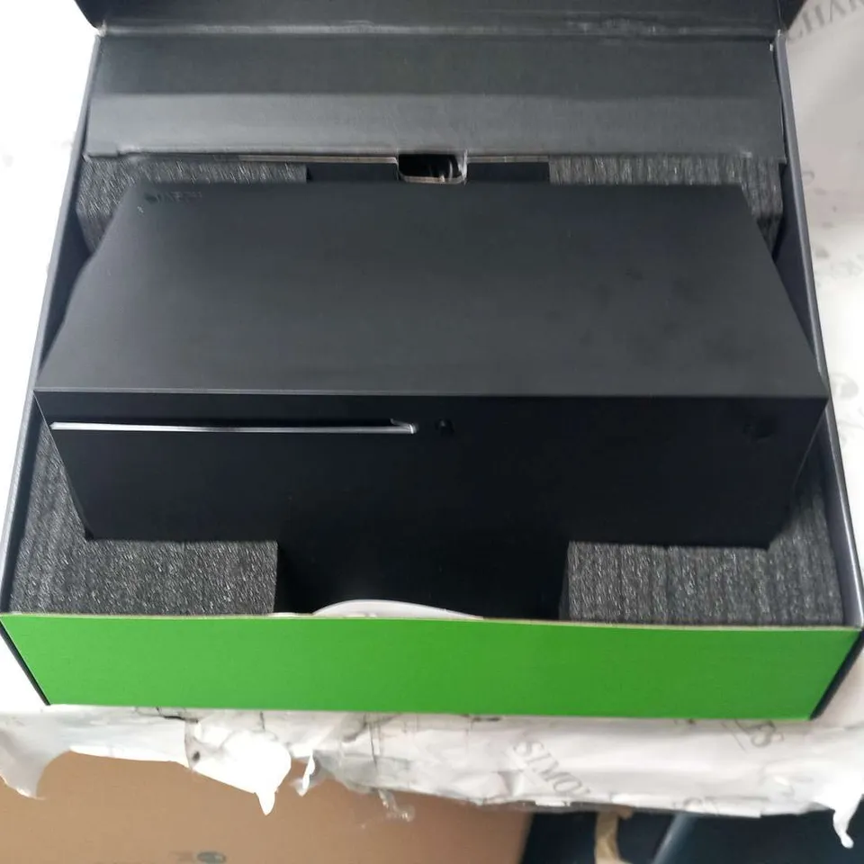 BOXED XBOX SERIES X 1TB SSD GAMES CONSOLE WITH ONE CONTROLLER AND HDMI LEAD