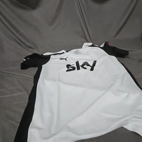 BOX OF APPROXIMETLY 25 ASSORTED CLOTHING ITEMS INCLUDING PUMA TEE SHIRT , CASTORE SOCKS AND NIKE SHORTS 