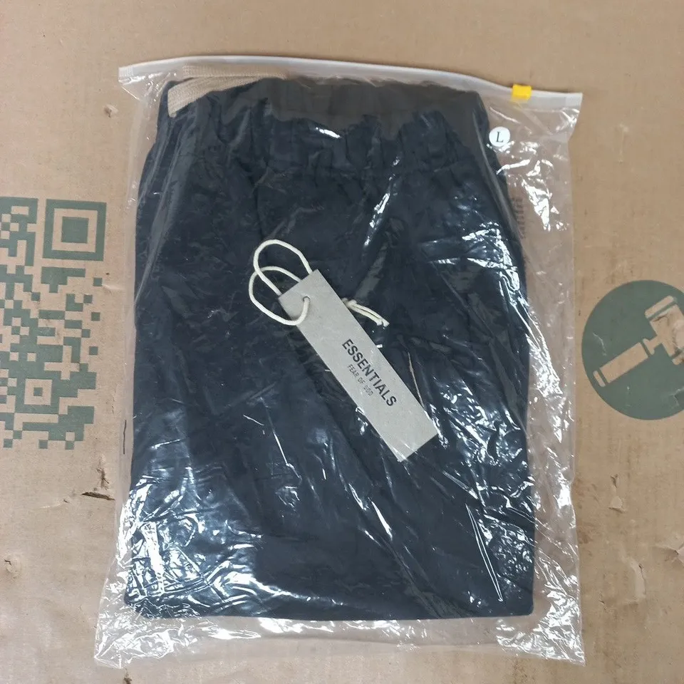 BAGGED ESSENTIALS FEAR OF GOD SHORTS IN BLACK SIZE LARGE