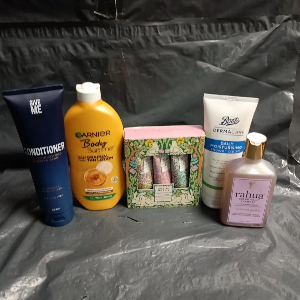 APPROXIMATEY 20 ASSORTED HEALTH AND BEAUTY PRODUCTS TO INCLUDE - GARNIER SUMMER BODY GRADUAL TAN LOTION - GIVE ME FOR MEN CONDITIONER AND WILLIAM MORRIS HAND CREAMS