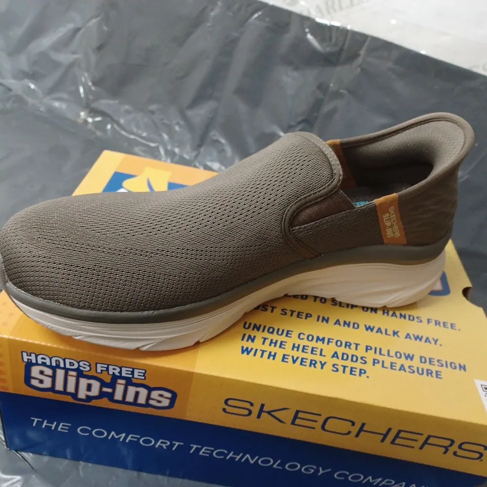 BOXED PAIR OF SKECHERS D'LUX WALKER SLIP-INS - LIGHT BROWN - SIZE 10 UK