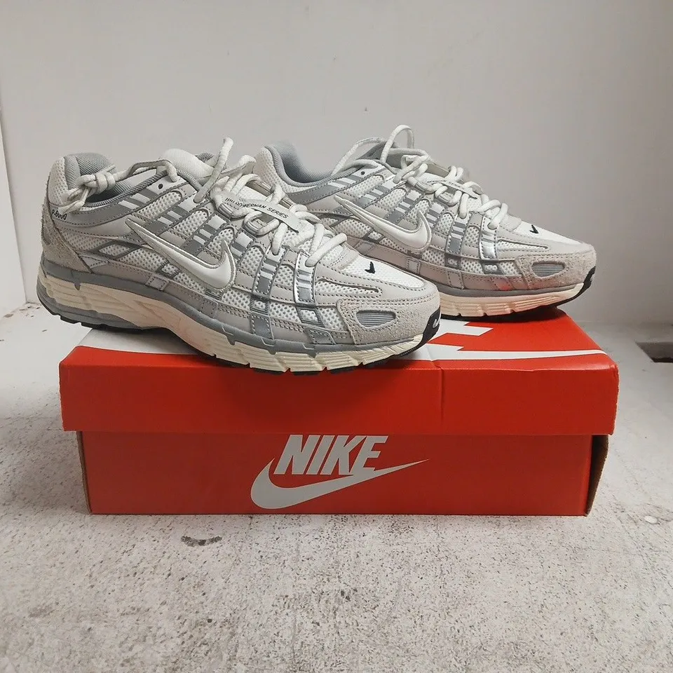 BOXED PAIR OF NIKE P-6000 TRAINERS IN LIGHT GREY SIZE UK 7
