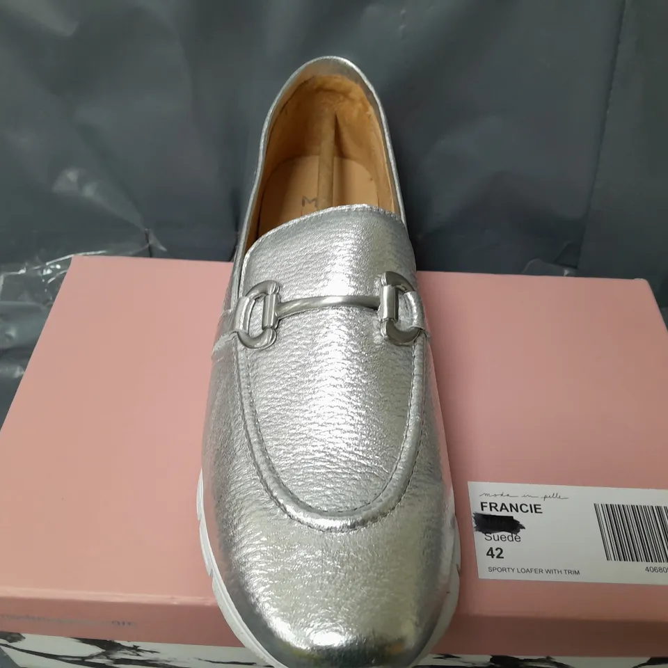 BOXED MODA IN PELLE FRANCIE LOAFER IN SILVER - SIZE 42