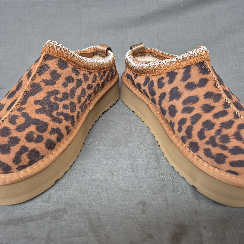 BOXED PAIR OF UGG SHOE SIN ANIMAL PRINT UK SIZE 5