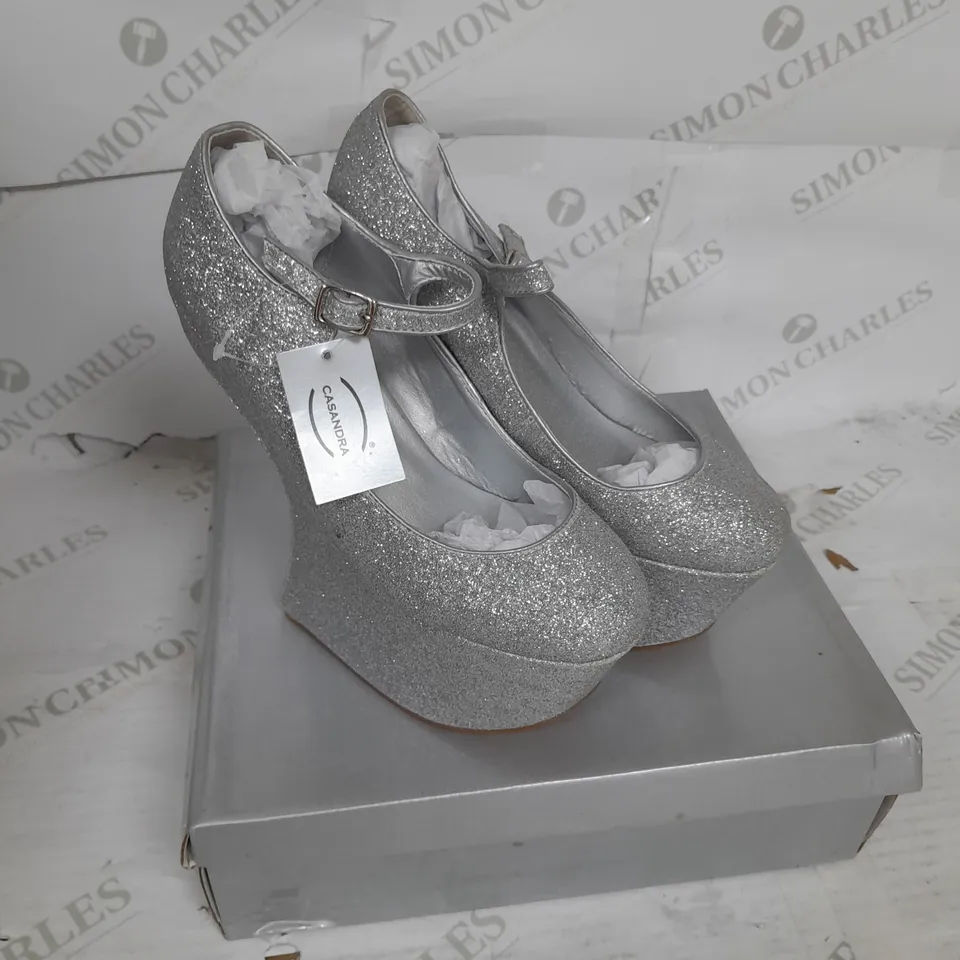 BOXED PAIR OF CASANDRA PLATFORM STRAP HEEL IN SILVER GLITTER SIZE 5