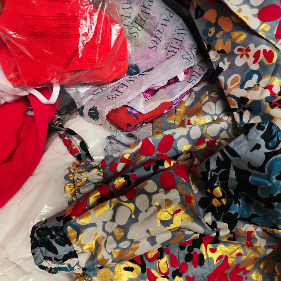 APPROXIMATELY 20 ASSORTED CLOTHING AND FASHION PRODUCTS IN VARIOUS STYLES AND SIZES - COLLECTION ONLY