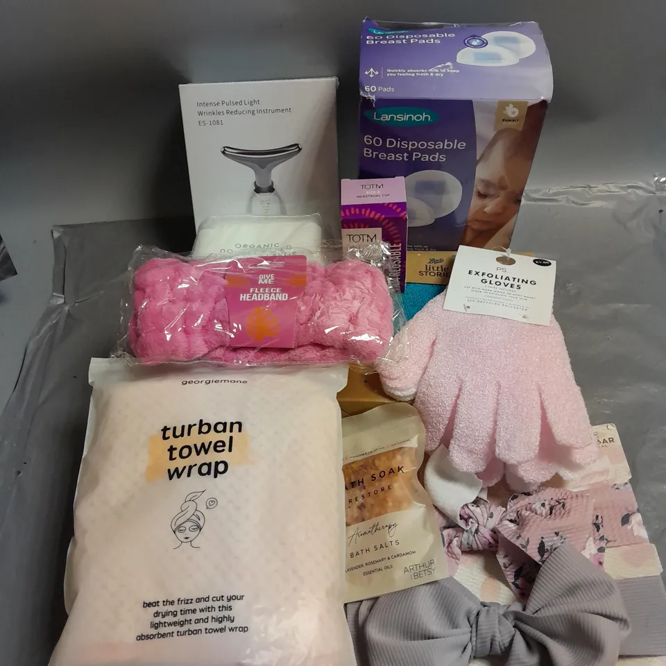 BOX OF APPROXIMATELY 10 COSMETIC ITEMS TO INCLUDE - WRINKLE REDUCING INSTRUMENT - LANSINOH DISPOSABLE BREAST PADS - TOTM REUSABLE MENSTRUAL CUP - ETC