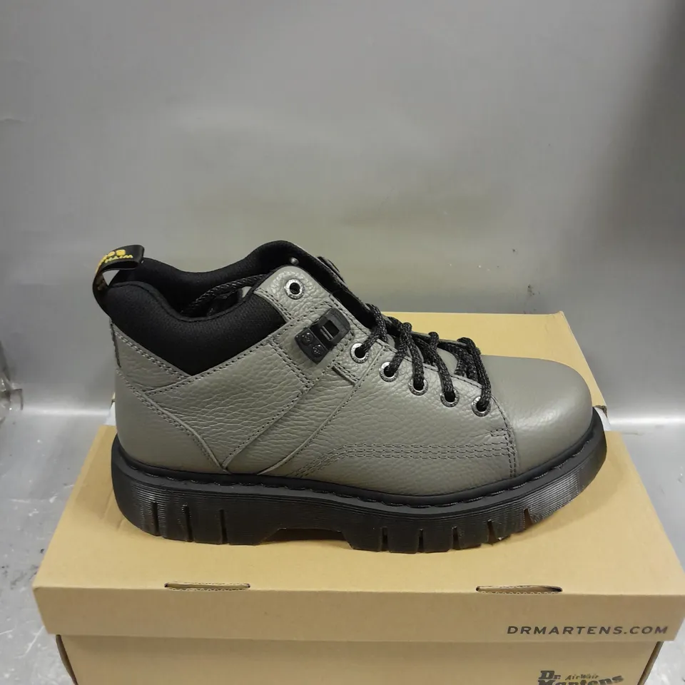 BOXED PAIR OF DR MARTENS WOODARD MILLED NAPPA BOOTS IN NICKEL GREY/BLACK SIZE UK 11