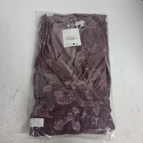 BAGGED MAYA DELUXE V-NECK BLOUSON SLEEVE MAXI DRESS WITH SPLIT IN PURPLE - SIZE 18