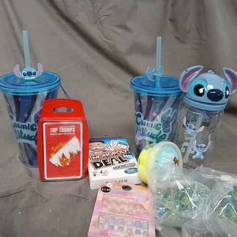 APPROXIMATELY 15 ASSORTED TOYS & GAMES TO INCLUDE MANCHESTER UNITED TOP TRUMPS, MONOPLY DAL, FOAM CLAY, ETC