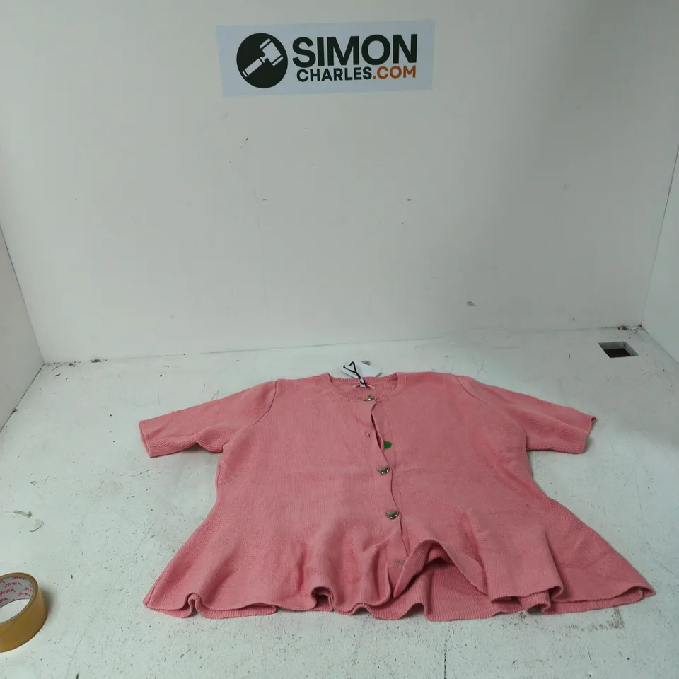 BOX OF APPROXIMATELY 20 ASSORTED CLOTHING ITEMS TO INCLUDE: SIMPLY BE CARDIGAN