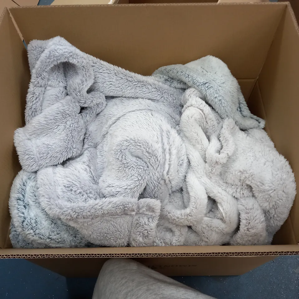 LOT OF FIVE ASSORTED FLUFFY DRESSING GOWNS