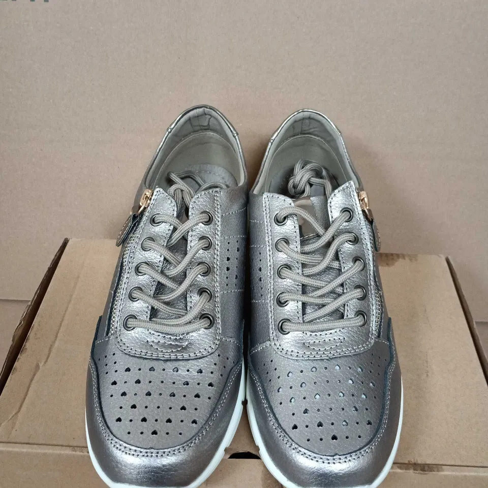 BOXED PAIR OF WOMENS METALLIC SILVER LEATHER SNEAKER - UK SIZE 7