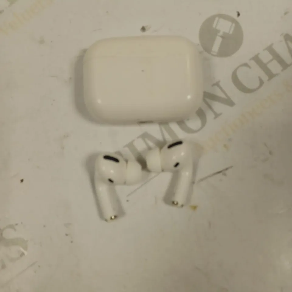 APPLE WIRELESS AIRPODS WITH CHARGING CASE	