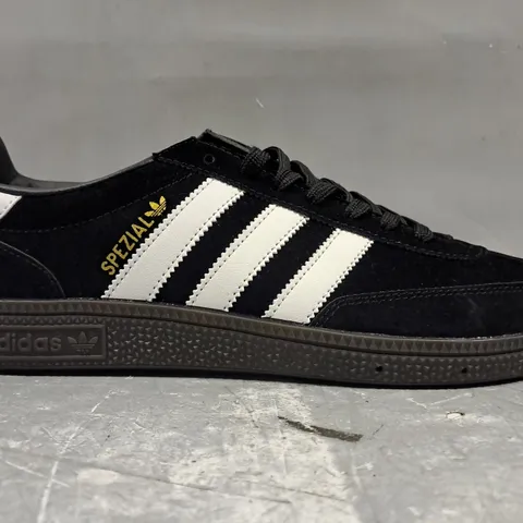 BOXED PAIR OF ADIDAS HANDBALL SPEZIAL IN BLACK/WHITE UK SIZE 10.5