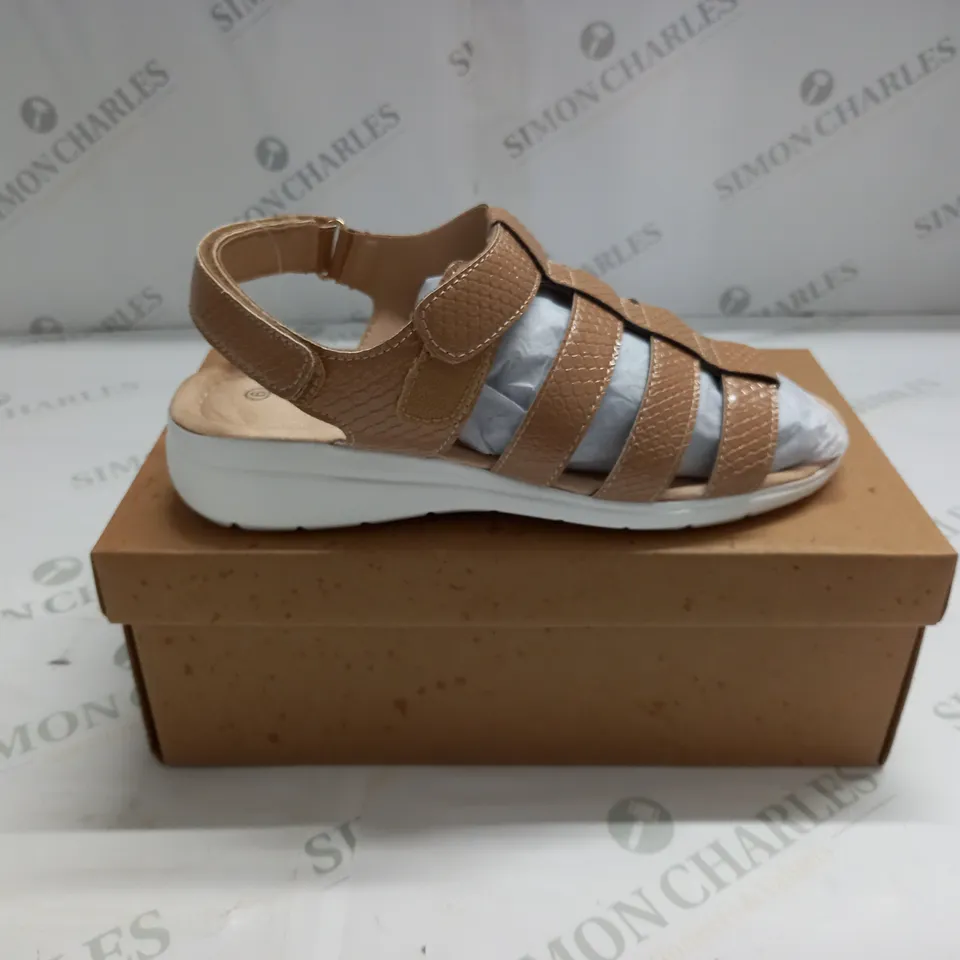 BOXED PAIR OF CUSHION WALK ONE TOUCH CLOSE SANDALS IN TAN - SIZE 6 
