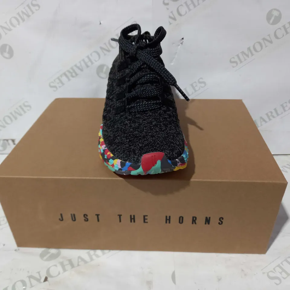 BOXED PAIR OF NOBULL DIAMOND KNIT RUNNER TRAINERS IN BLACK/MULTICOLOUR UK SIZE 6