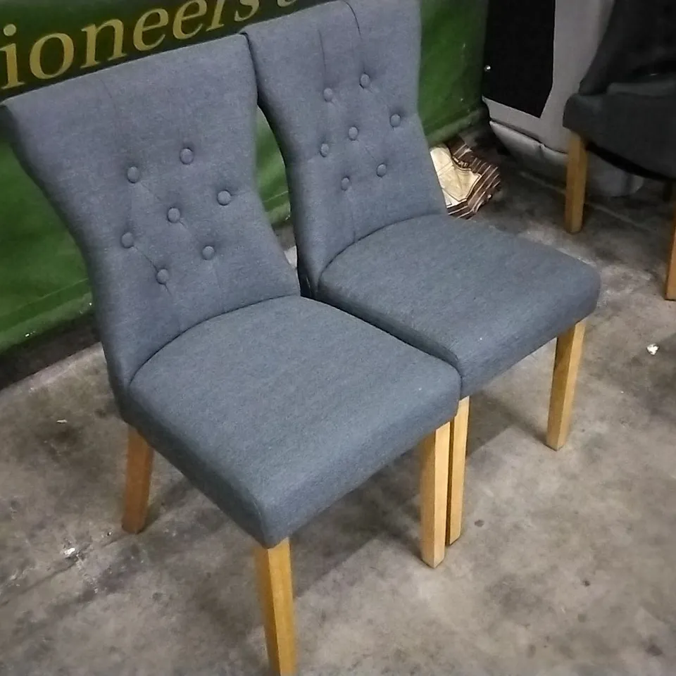 SET OF 2 GREY FABRIC BUTTONBACK DINING CHAIRS WITH WOODEN LEGS