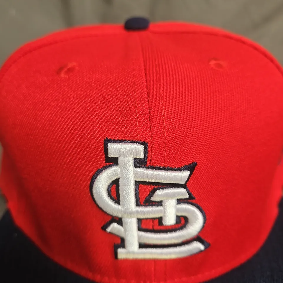 NEW ERA ST. LOUIS CARDINALS 59FIFTY FITTED CAP – SIZE 8 (63.5 CM) – RED CROWN, NAVY BRIM