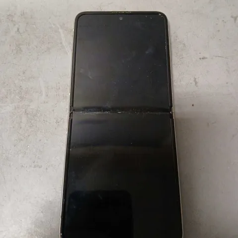 SAMSUNG GALAXY FLIP PHONE 