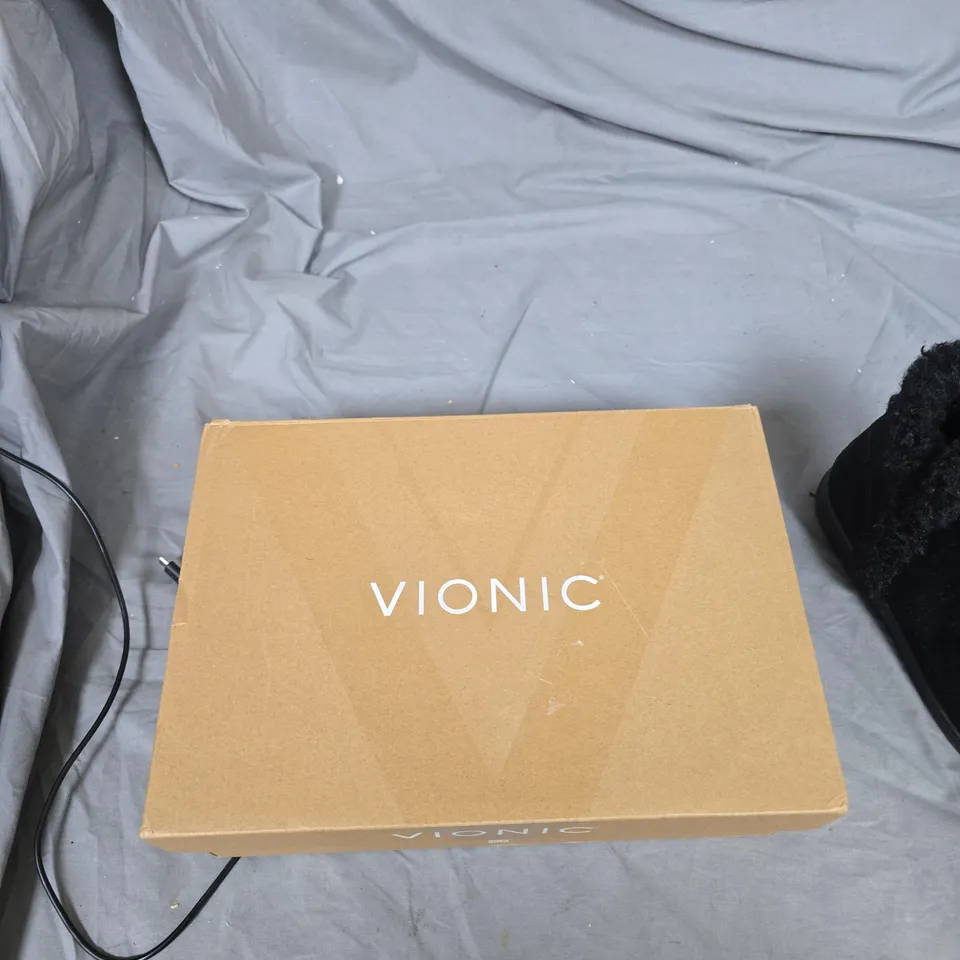 VIONIC WOMEN'S BLACK SUEDE BOOTS WITH FUR-LINED INTERIOR – UK 6 (BOXED)