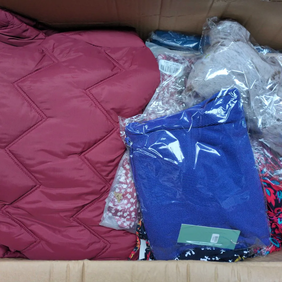 BOX OF APPROX 10 ASSORTED CLOTHING ITEMS 