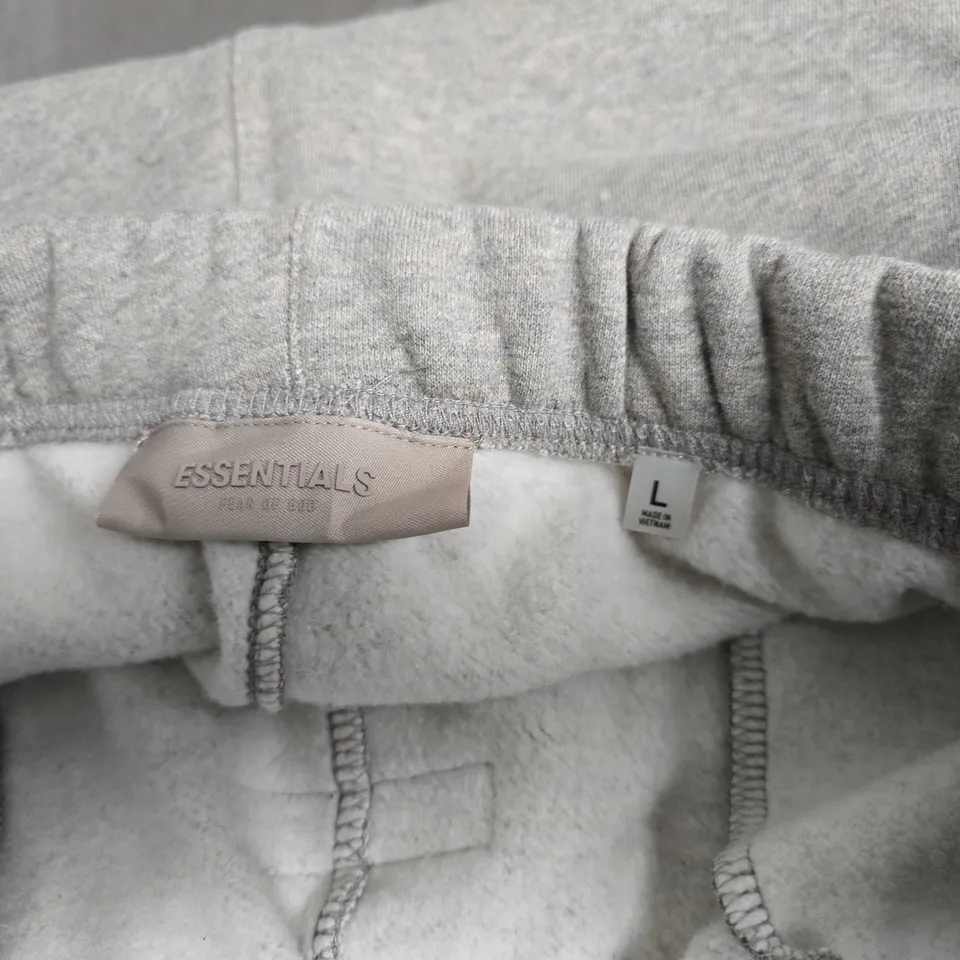 ESSENTIALS FEAR OF GOD SHORTS IN GREY - LARGE